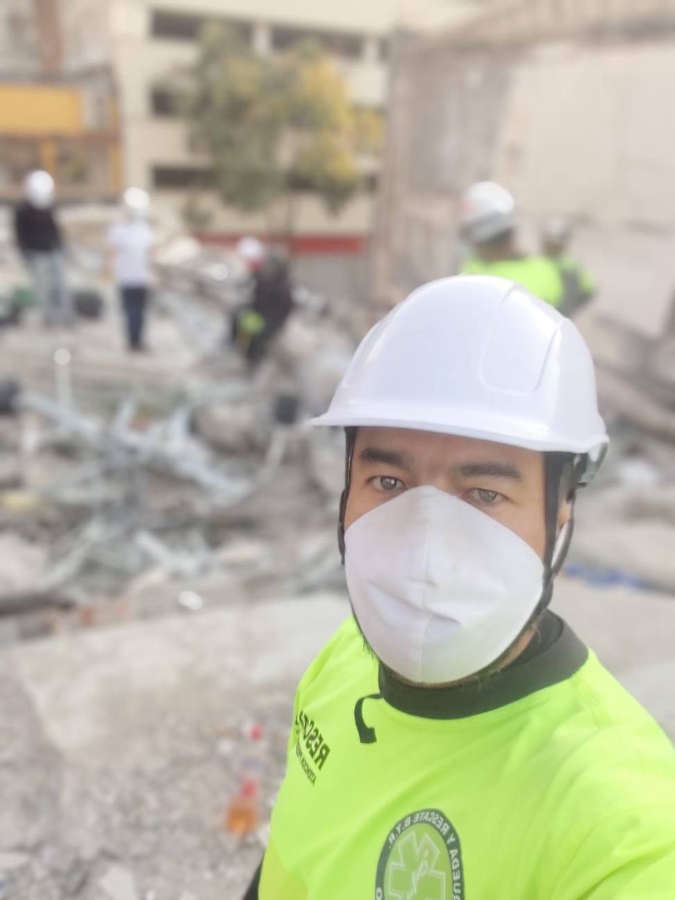 Jaime Espinosa en labores de rescate tras el sismo de agosto de 2026
